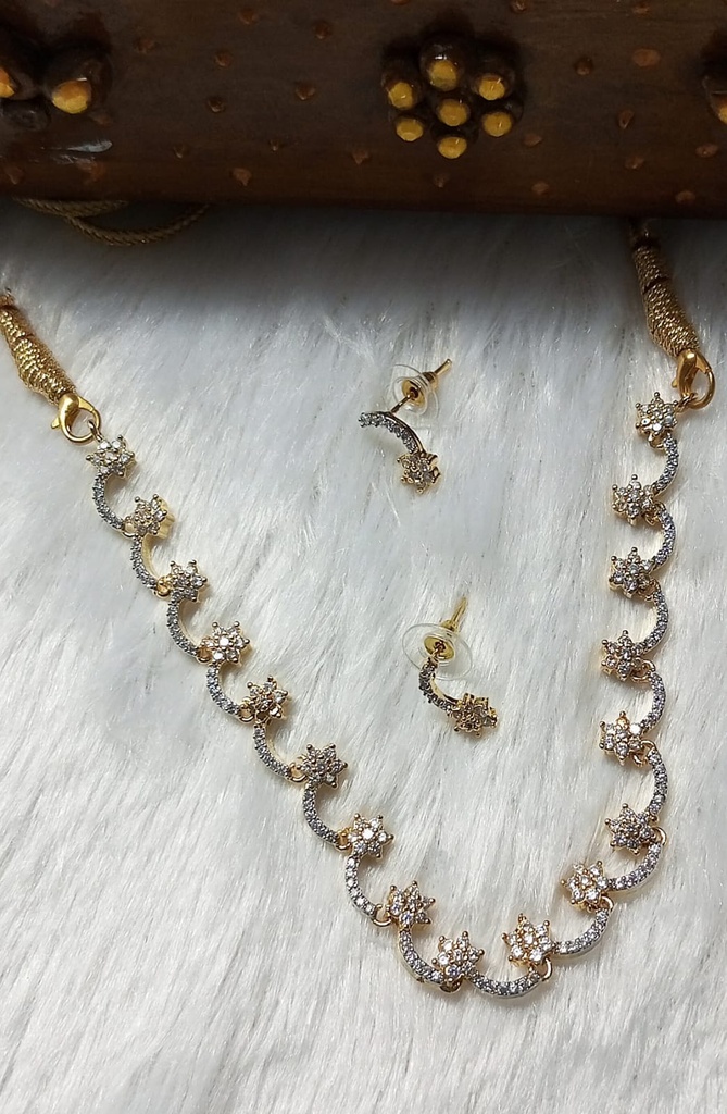Delicate pendant set ri 4